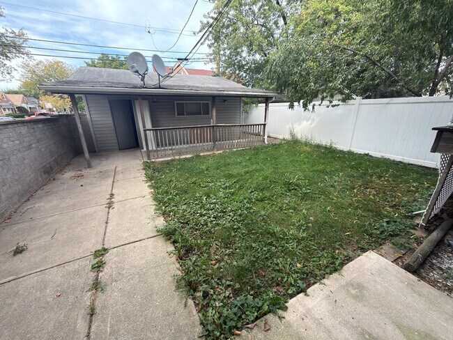 Building Photo - 6524 W Diversey Ave