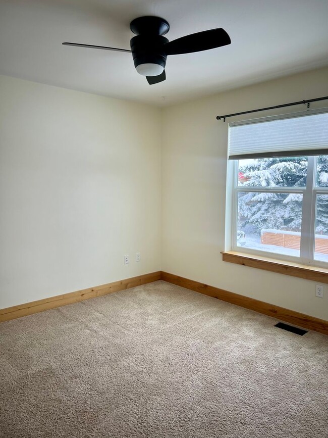 Building Photo - 4 bed 2.5 Bath Townhome in Bozeman