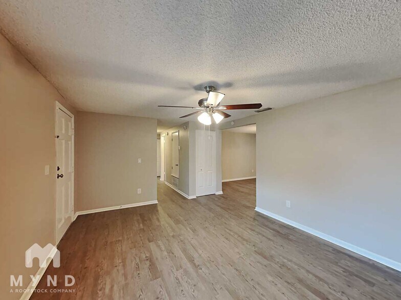 Building Photo - 2233 Selkirk St