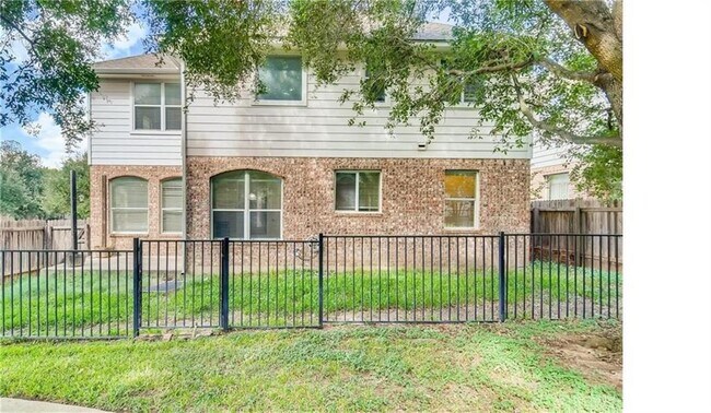 Building Photo - 1821 Briarton Ln N