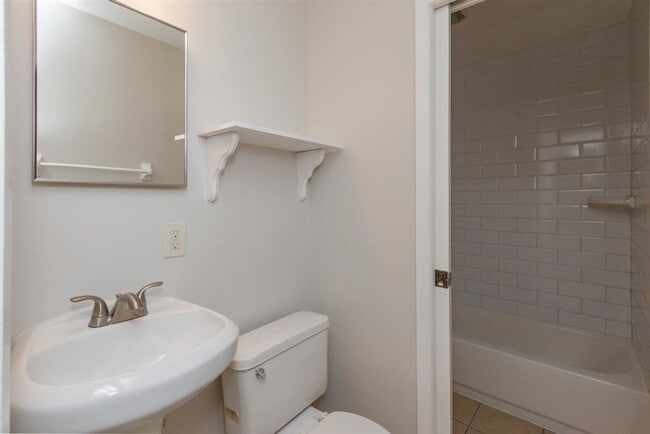 Building Photo - 1/2 Duplex, Historic Longwood area