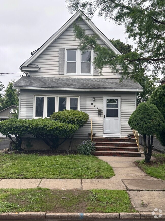 Building Photo - 209 Fern Ave