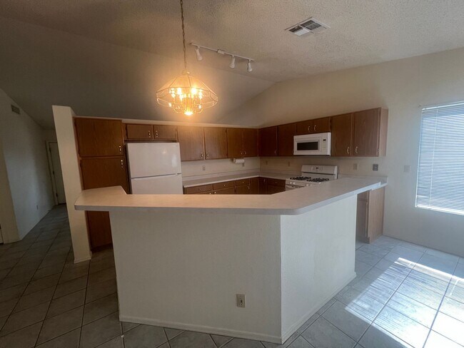 Building Photo - NICE 3 BEDROOM IN RITA RANCH WITH GREAT FL...