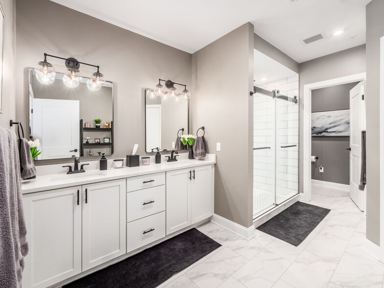 Building Photo - 5211 Highpointe Lakes Dr