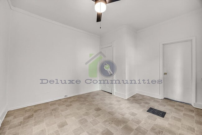 Building Photo - Charming 1 Bedroom with Natural Light & Basement Laundry