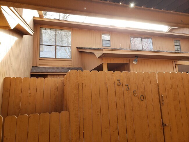 Building Photo - 3360 Eastwood Dr
