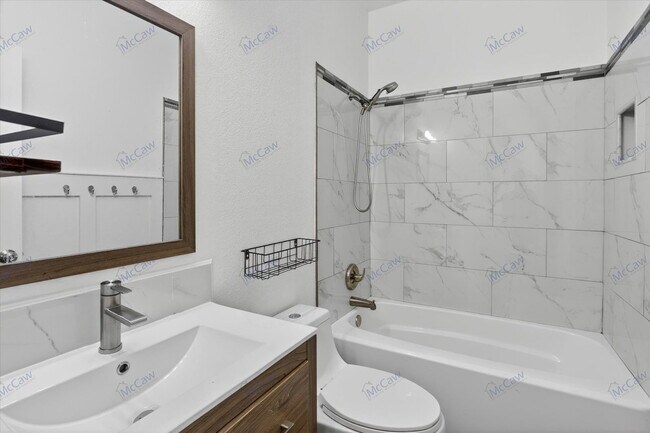 Building Photo - 2405 Loreto Dr