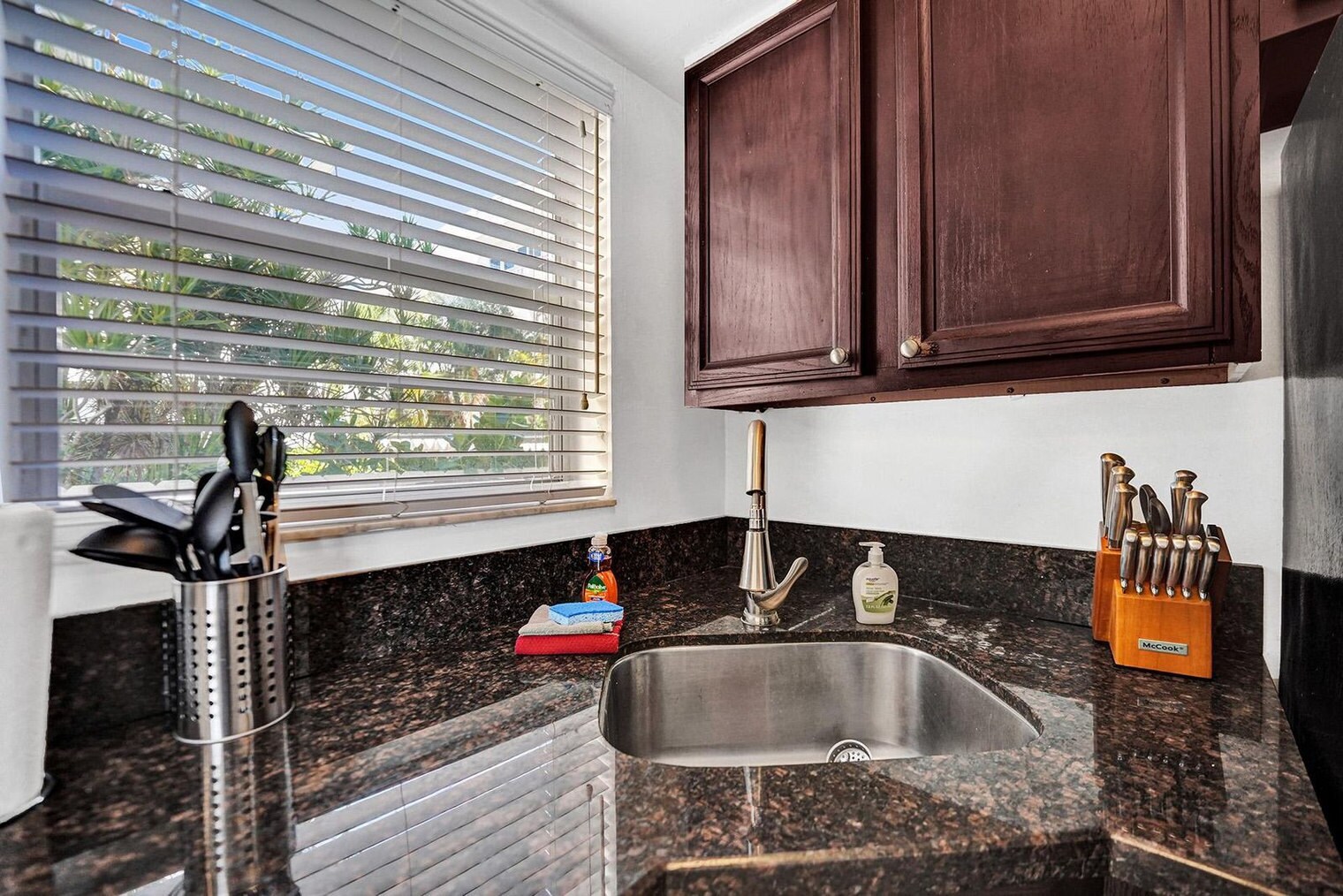 Building Photo - 335 Desoto St