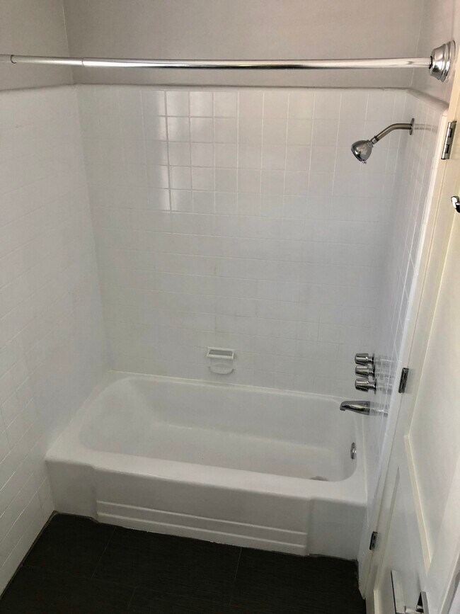 Building Photo - 1275 E 2nd St