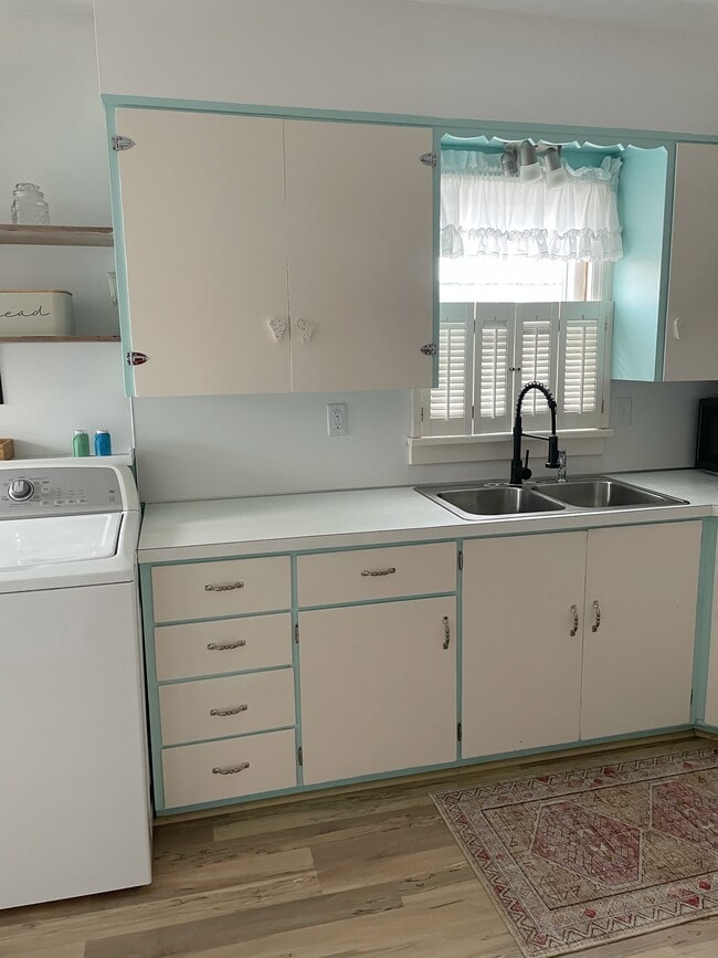 Building Photo - 181 W Custer Ave