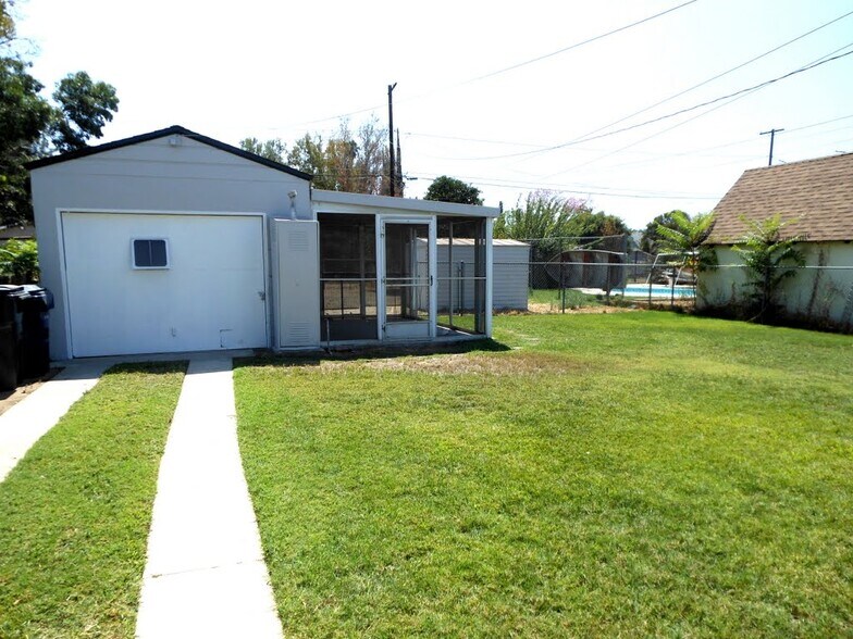 Building Photo - 926 Campus Ave