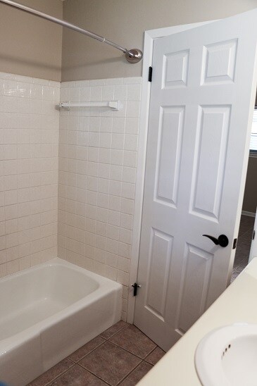 Hall Bath with Tub/Shower Combo - 118 Catalina Cir
