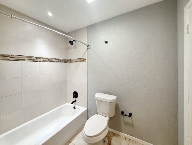 Building Photo - 405 Peninsula Dr