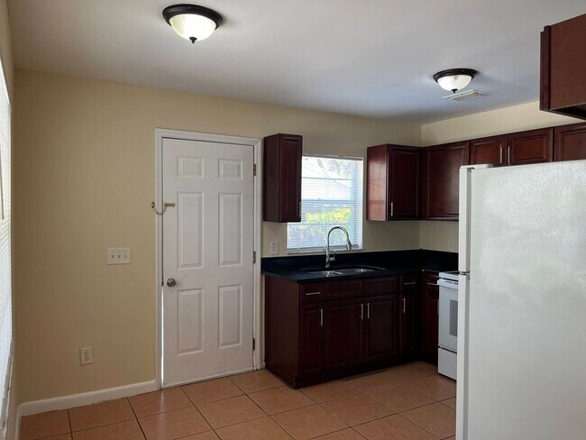 Building Photo - 300 Orange Ave