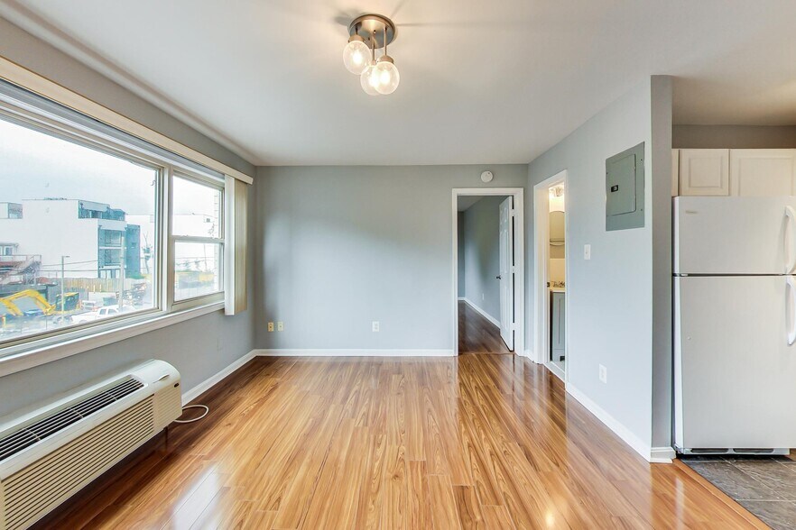 Building Photo - 604 Longfellow St NW
