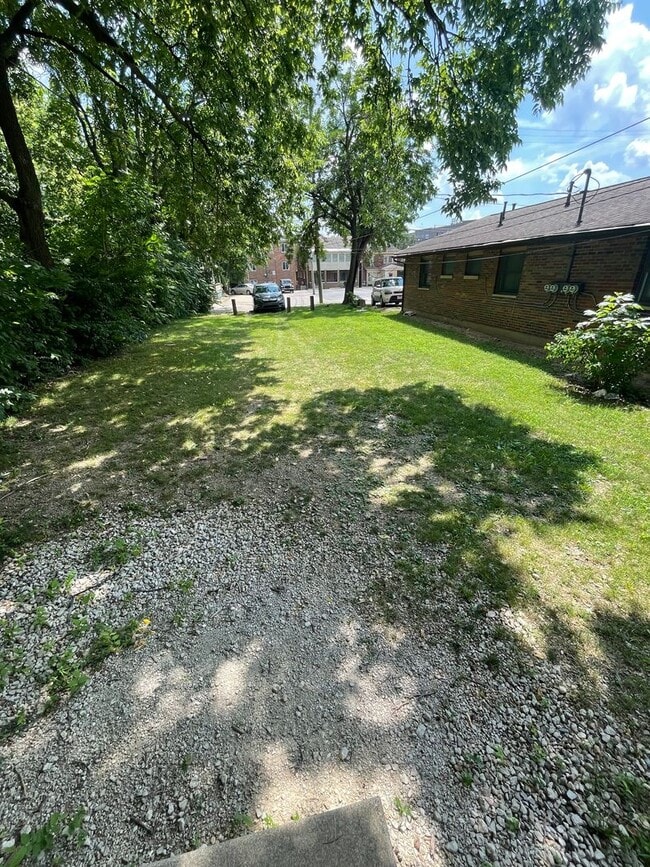 Building Photo - 4 bedroom 1 1/2 bath single family house with yard.