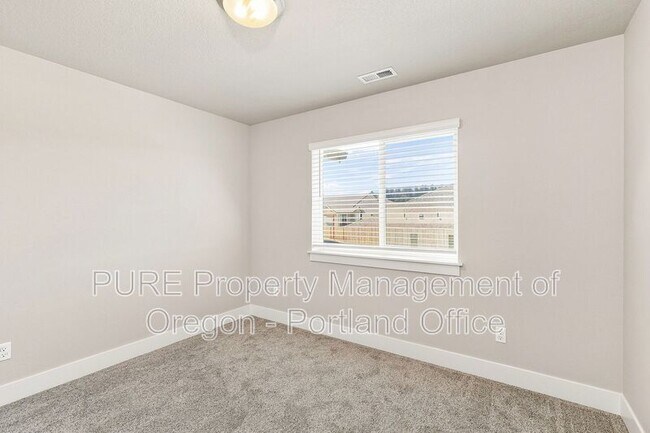 Building Photo - 582 NE Alderwood Dr