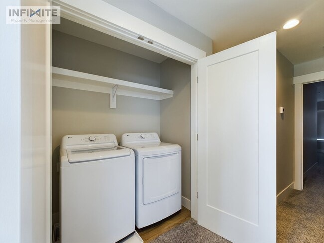 Building Photo - Bozeman Stunner!