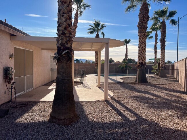 Building Photo - 4 Bedroom with Bedroom Downstairs, Pool, O...