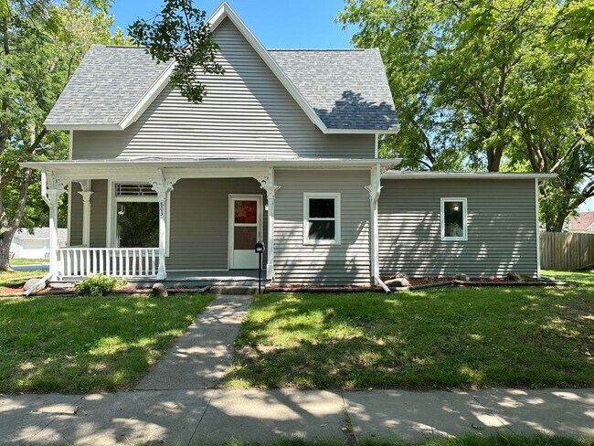Building Photo - 4 Bedroom 2 Bathroom Home in Winterset