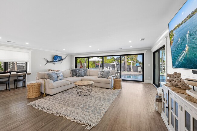 Building Photo - 355 Center St