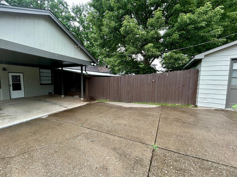 Building Photo - 247 Graeme Dr