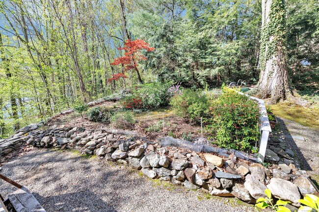 Building Photo - 350 Beaver Dam Access Rd