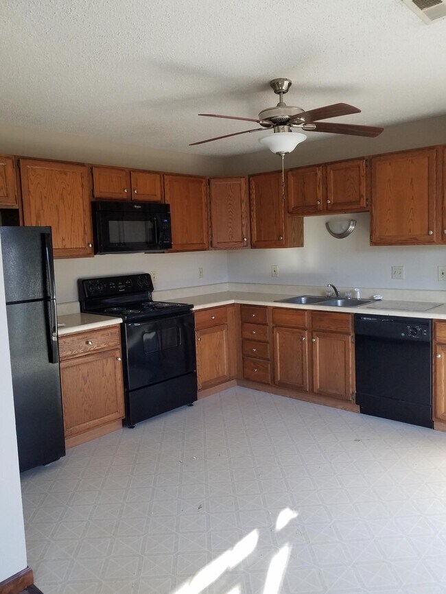 Building Photo - 3 Cherry Tree Ln