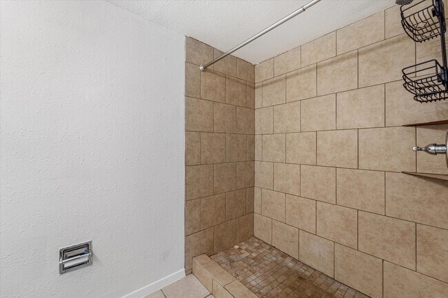 Building Photo - 15919 Golf Club Dr