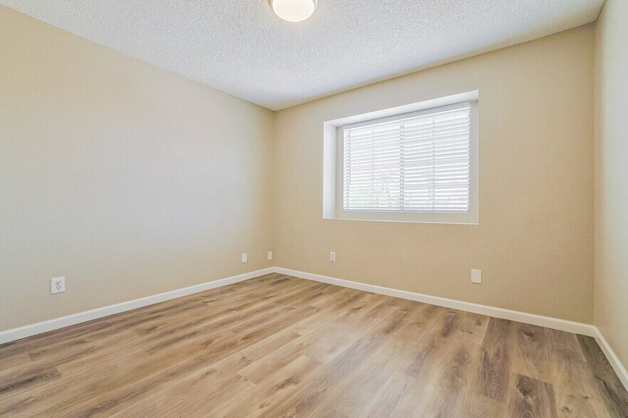 Building Photo - 4005 E Woodland Dr