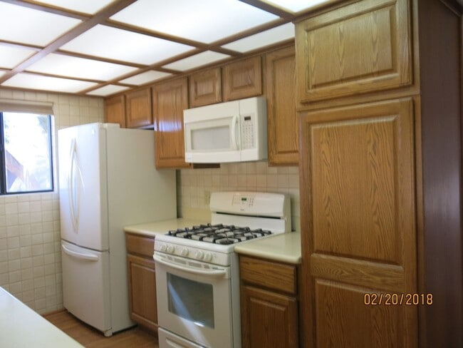 Building Photo - 4 bed, 2 bath, 2 car garage . Boulder City