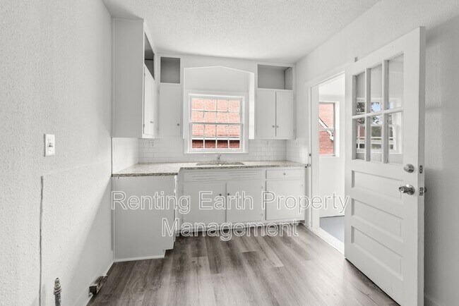 Building Photo - 905 7th St W
