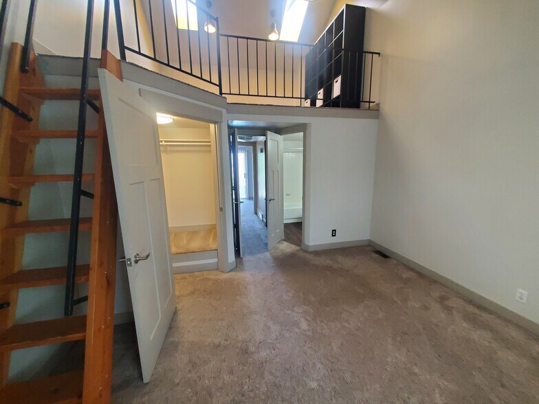 Master Bedroom with Walk-in Closet and Full Bathroom - 1432 W Telegraph Hill Dr