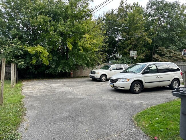 Building Photo - Two bedroom duplex West Toledo