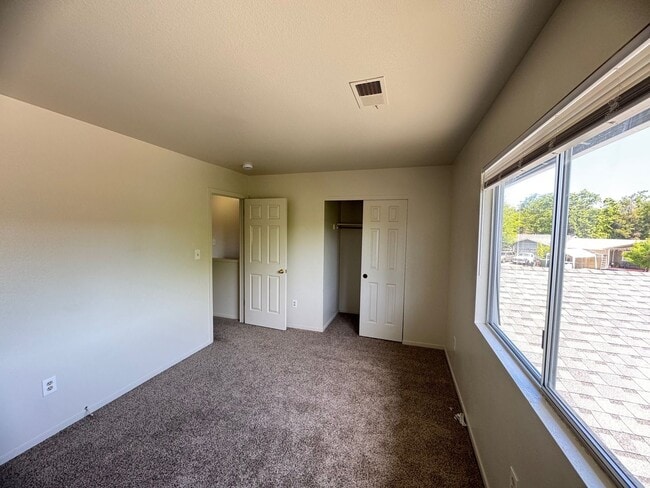 Building Photo - Charming 3 bedroom 1.5 bathroom Two story Town House with an attached garage.