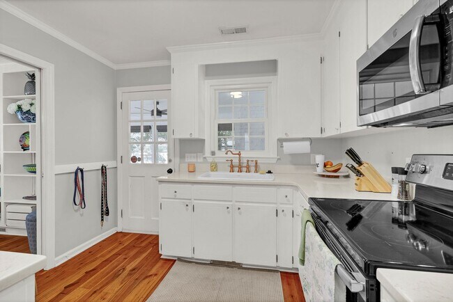 Building Photo - Furnished Off-Season 3bd/2ba Coastal Retreat with Screened Porch & Private Parking