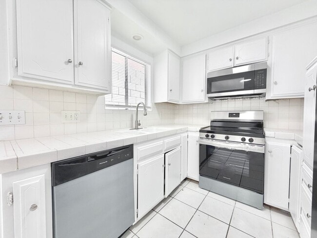 Building Photo - 540 E Hyde Park Pl