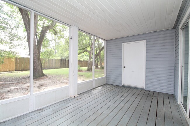 Building Photo - 2 bed 2 bath 1st floor condo near Pensacol...