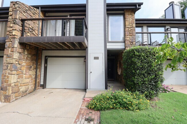 Building Photo - $1,655 / 2 Bed / 2 Bath / 1,150 sqft REMOD...