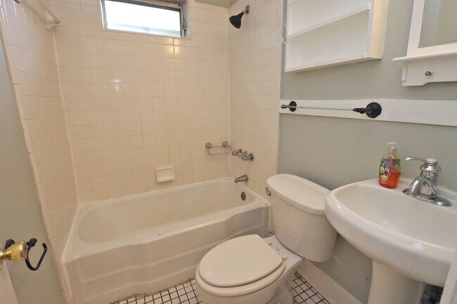 Building Photo - 2BR 1BA duplex in Rosewood