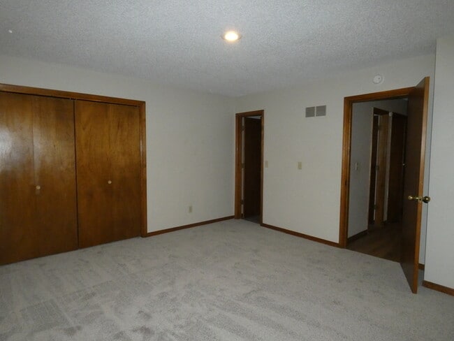 Building Photo - Beautiful Updated TownHome in Park Hill Sc...