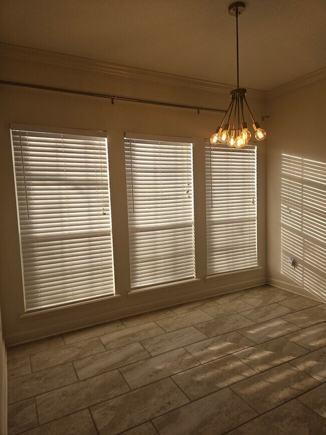 Building Photo - Stunning Executive Custom Built Home with Elite Appliances