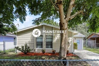 Building Photo - 3 Bedroom Pet-Friendly Home in ORLANDO, FL with Main Street Renewal