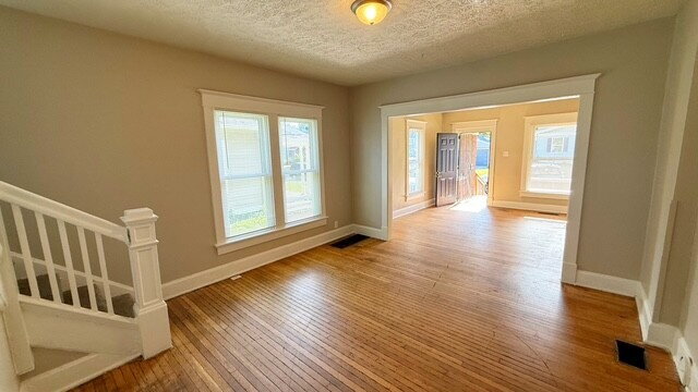 Building Photo - CENTER TOWNSHIP 3 BEDROOM DUPLEX AVAILABLE NOW!  ACCEPTS SECTION 8