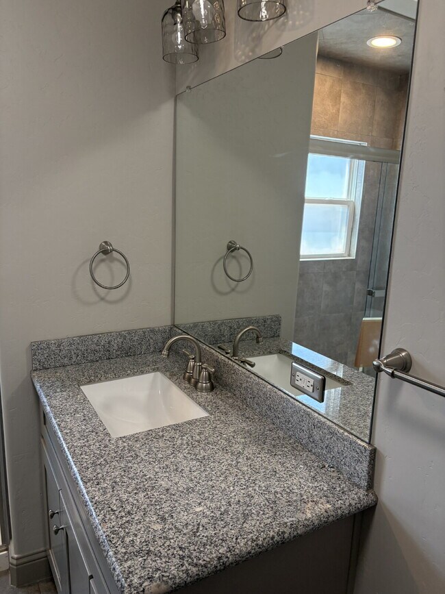 Building Photo - MOVE IN SPECIAL ***Reduced rent with immed...