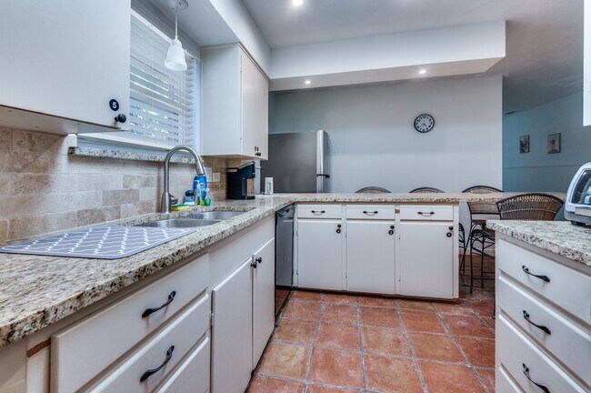 Cleaning supplies included - 3310 Springwood Pl