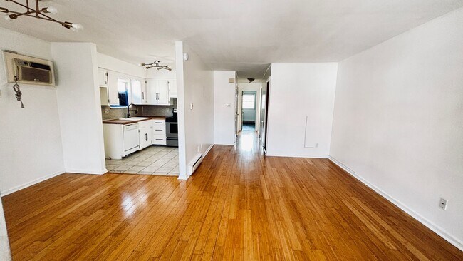 Building Photo - 1335 S Howard St