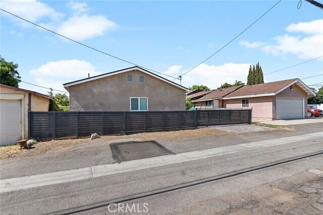 Building Photo - 618 E Erna Ave