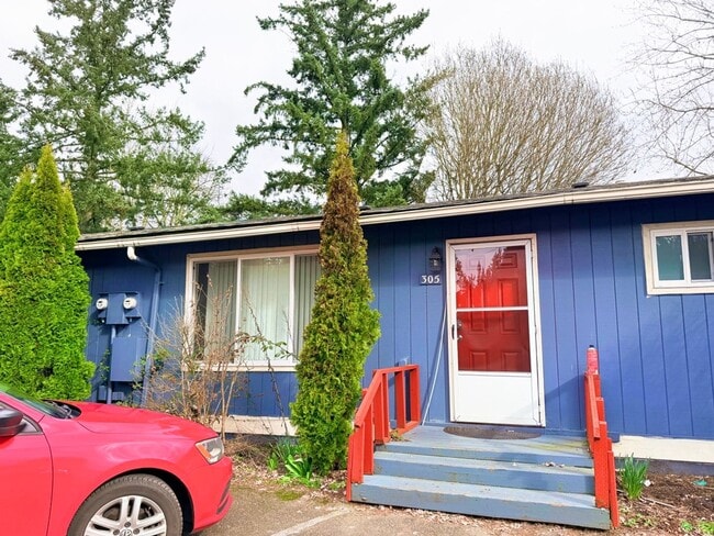 Building Photo - Renovated 2BR with Large Backyard, Storage, Washer & Dryer & Parking