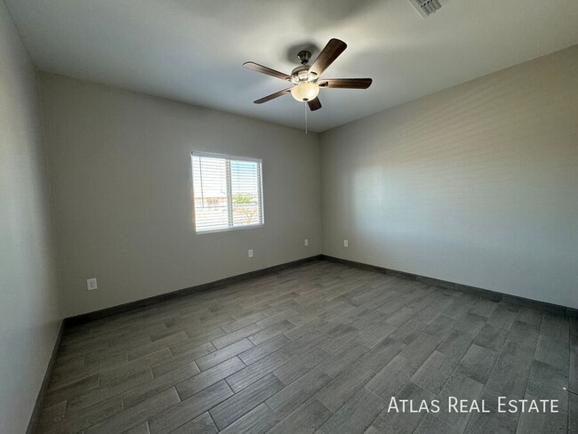 Building Photo - Brand New Duplex with move in special! - 2...